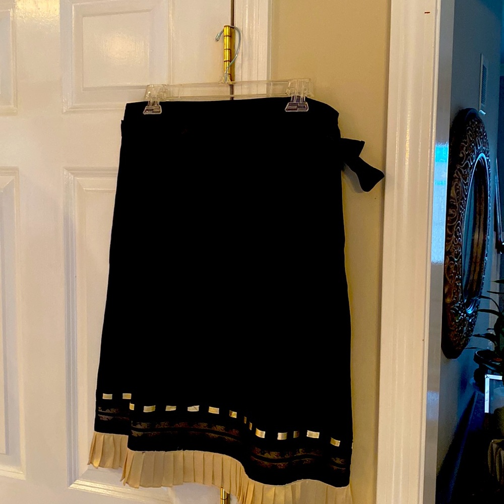 ISHYU BLACK AND CREAM A-LINE SKIRT SIZE 10